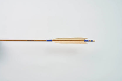 カーボン矢 黒鷲手羽染め抜き