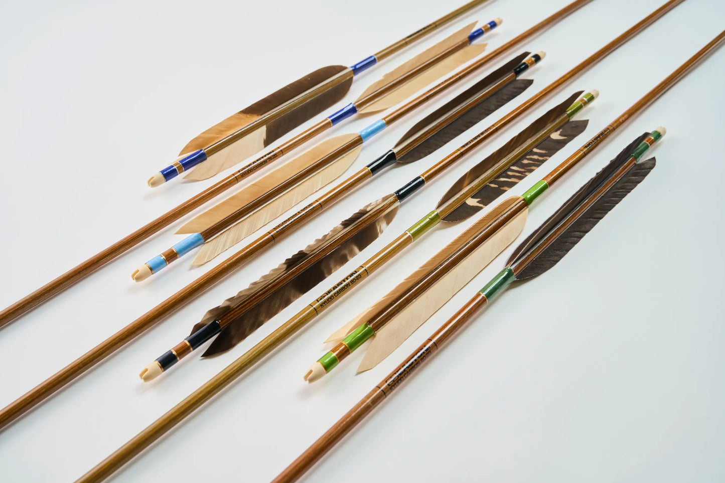 カーボン矢 黒鷲手羽染め抜き